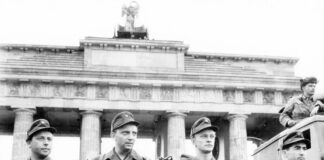 Gedenken und Installation zum Jahrestag des Mauerbaus Am 13. August 1961 begann in Berlin der Mauerbau, bewaffnete Einheiten der DDR riegelten auch das Brandenburger Tor ab. (Archivbild)