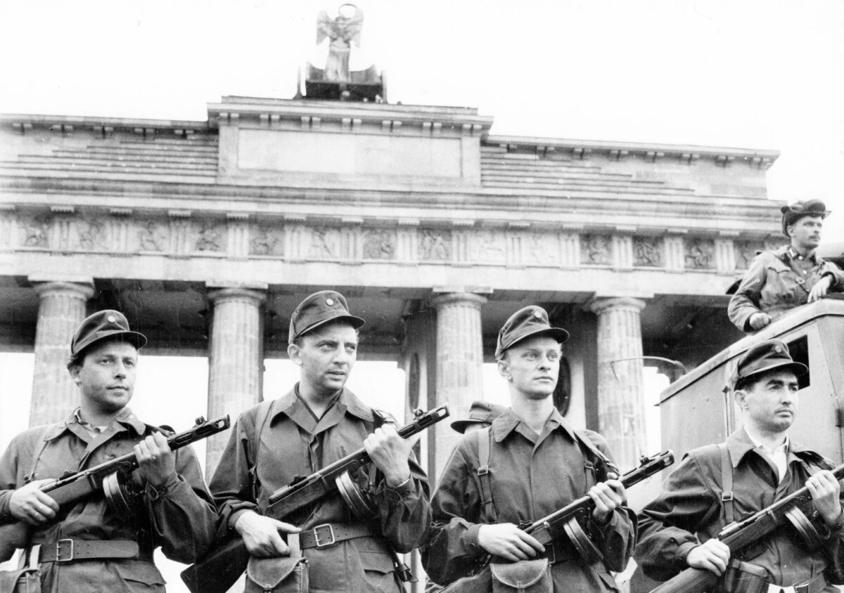 DDR - Mauerbau - Kampfgruppen am 14.8.1961 Am 13. August 1961 begann in Berlin der Mauerbau, bewaffnete Einheiten der DDR riegelten auch das Brandenburger Tor ab. (Archivbild)