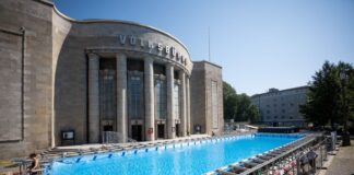 Berliner Volksbühne startet in Schwimmsaison Mitten in Berlin gibt es nun acht Wochen lang ein besonderes Schwimmbad. (Archivbild)