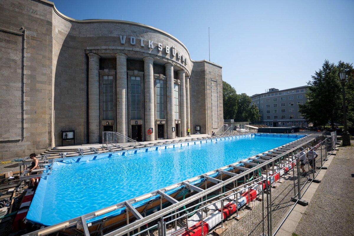 Temporärer Pool vor der Volksbühne Mitten in Berlin gibt es nun acht Wochen lang ein besonderes Schwimmbad. (Archivbild)