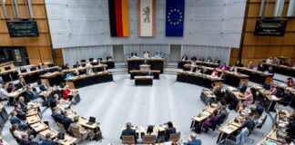 Grüne und Linke mit Verfassungsklage gegen Polizeigesetz Grüne und Linke im Berliner Abgeordnetenhaus klagen vor dem Berliner Verfassungsgericht gegen das Polizeigesetz. (Archivbild)