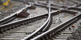 Streit um Trassenpreise: Verkehrsminister notfalls für Klage Höhere Trassenpreise für die Nutzung des Schienennetzes sorgen für Ärger zwischen Bund und Ländern. (Symbolbild)