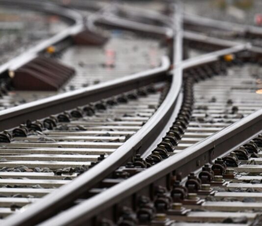 Streit um Trassenpreise: Verkehrsminister notfalls für Klage Höhere Trassenpreise für die Nutzung des Schienennetzes sorgen für Ärger zwischen Bund und Ländern. (Symbolbild)