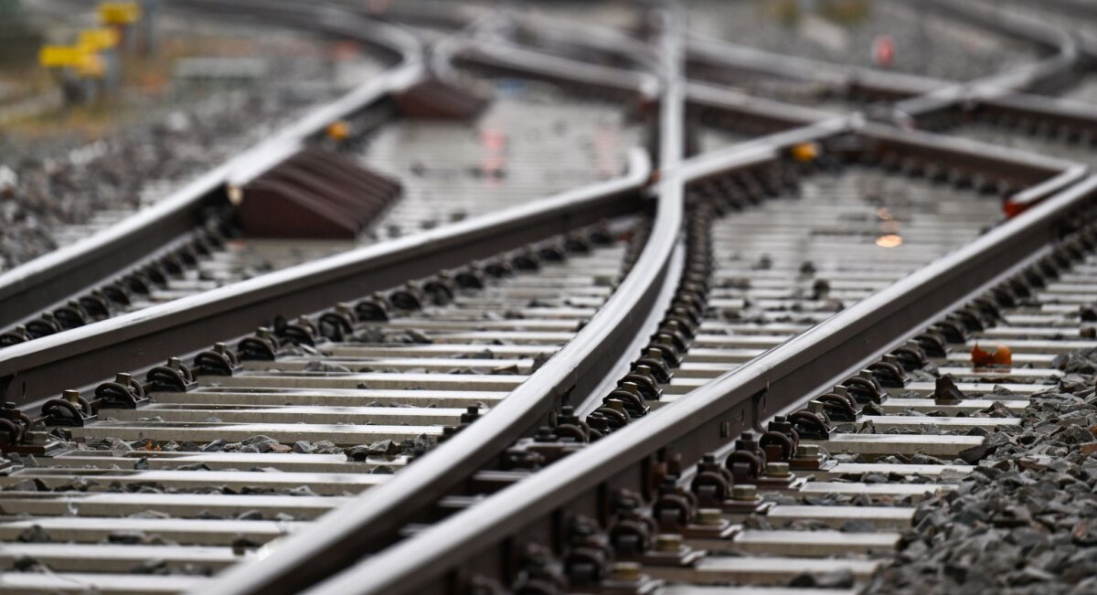 Deutsche Bahn- ICE-Werk Höhere Trassenpreise für die Nutzung des Schienennetzes sorgen für Ärger zwischen Bund und Ländern. (Symbolbild)