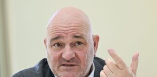 Trassenpreise: Crumbach sorgt sich um Deutschlandticket Crumbach will im Zweifel juristisch gegen die hohen Trassenpreise vorgehen.