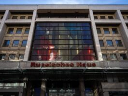 Der Klotz des Anstoßes: Was wird aus dem Russischen Haus? Harmloses Kulturzentrum, Propagandaschleuder oder Spionagenest? Am Russischen Haus scheiden sich die Geister.