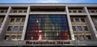 Der Klotz des Anstoßes: Was wird aus dem Russischen Haus? Harmloses Kulturzentrum, Propagandaschleuder oder Spionagenest? Am Russischen Haus scheiden sich die Geister.