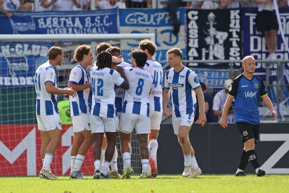 1. FC Saarbrücken - Hertha BSC Hertha-Jubel über das 1:0 im Ludwigspark von Saarbrücken.