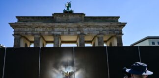 Die Kunstinstallation in Berlins Mitte ist zugleich durchsichtig und undurchsichtig. 