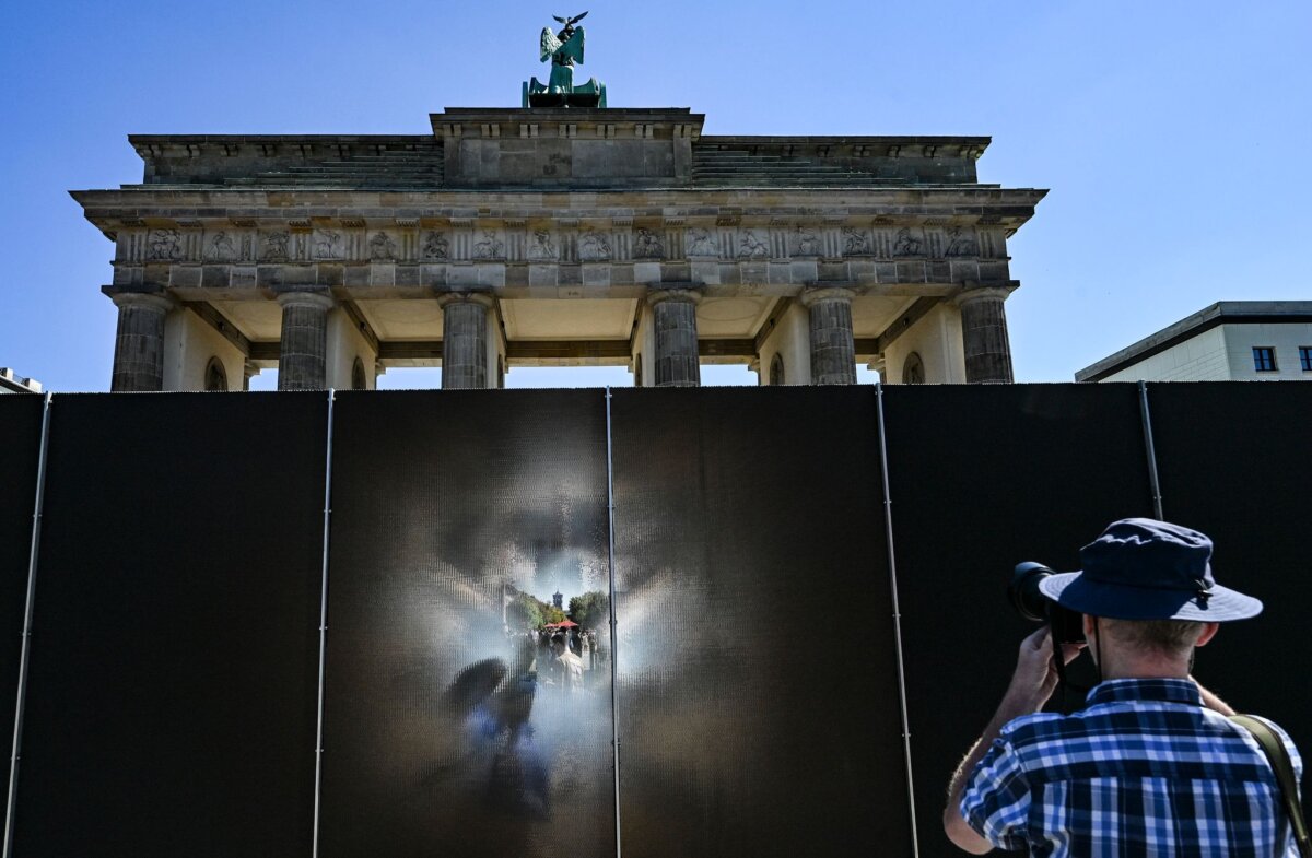 Installation und Ausstellung zu 65 Jahre Mauerbau Die Kunstinstallation in Berlins Mitte ist zugleich durchsichtig und undurchsichtig.