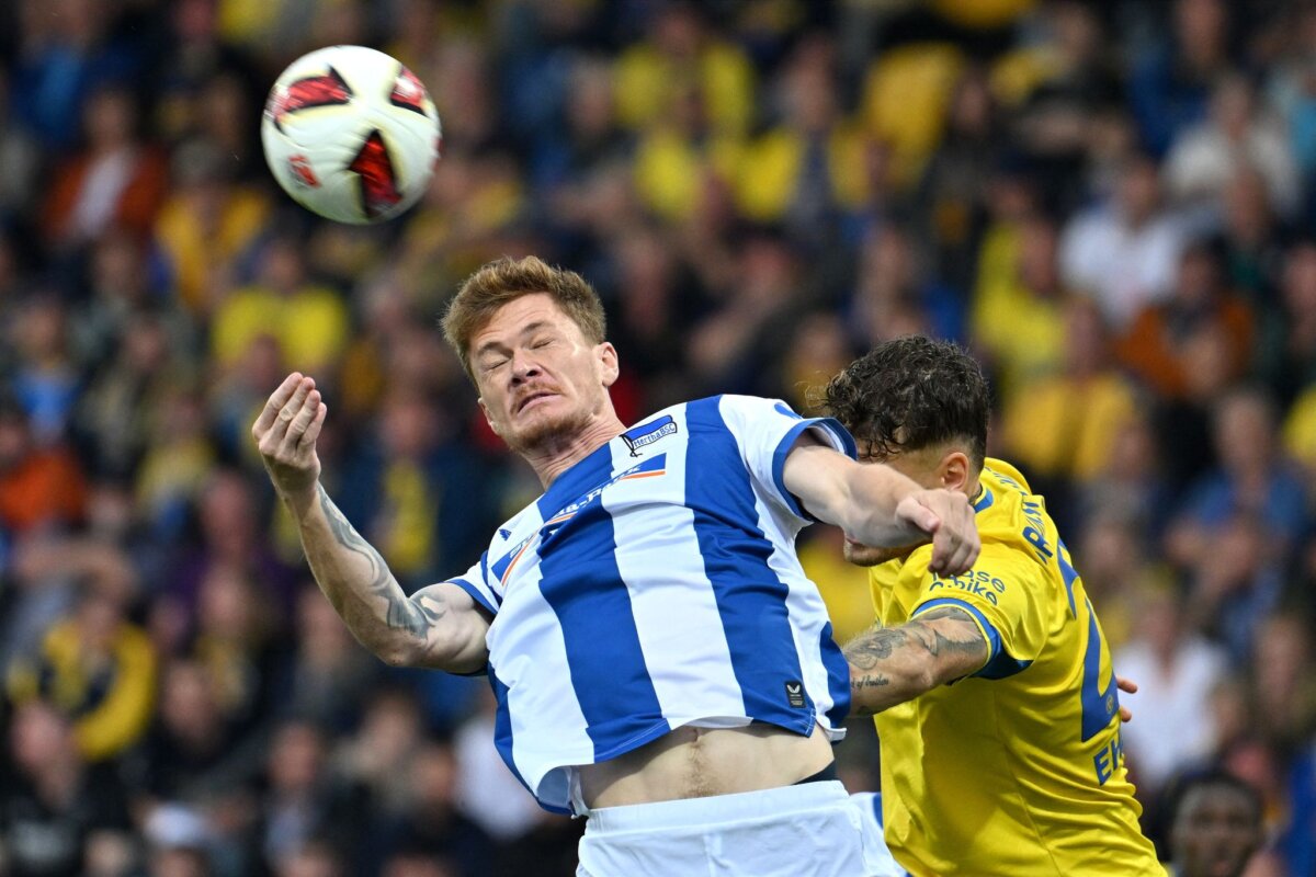Eintracht Braunschweig - Hertha BSC Im Kopfballduell: Sebastian Grönning von Hertha BSC und Kevin Ehlers von Eintracht Braunschweig.
