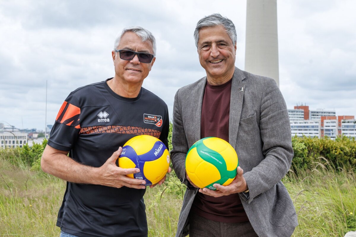 Kaweh Niroomand (r) und Andrea Anastasi Coach Anastasi (l) bekommt einen neuen Diagonalangreifer. (Archivbild)
