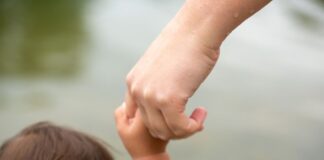 Adoptionen in Brandenburg auf Tiefstand – lange Wartezeiten Mehr als 60 Prozent der adoptierten Kinder in Brandenburg waren 2025 jünger als drei Jahre.(Symbolbild)