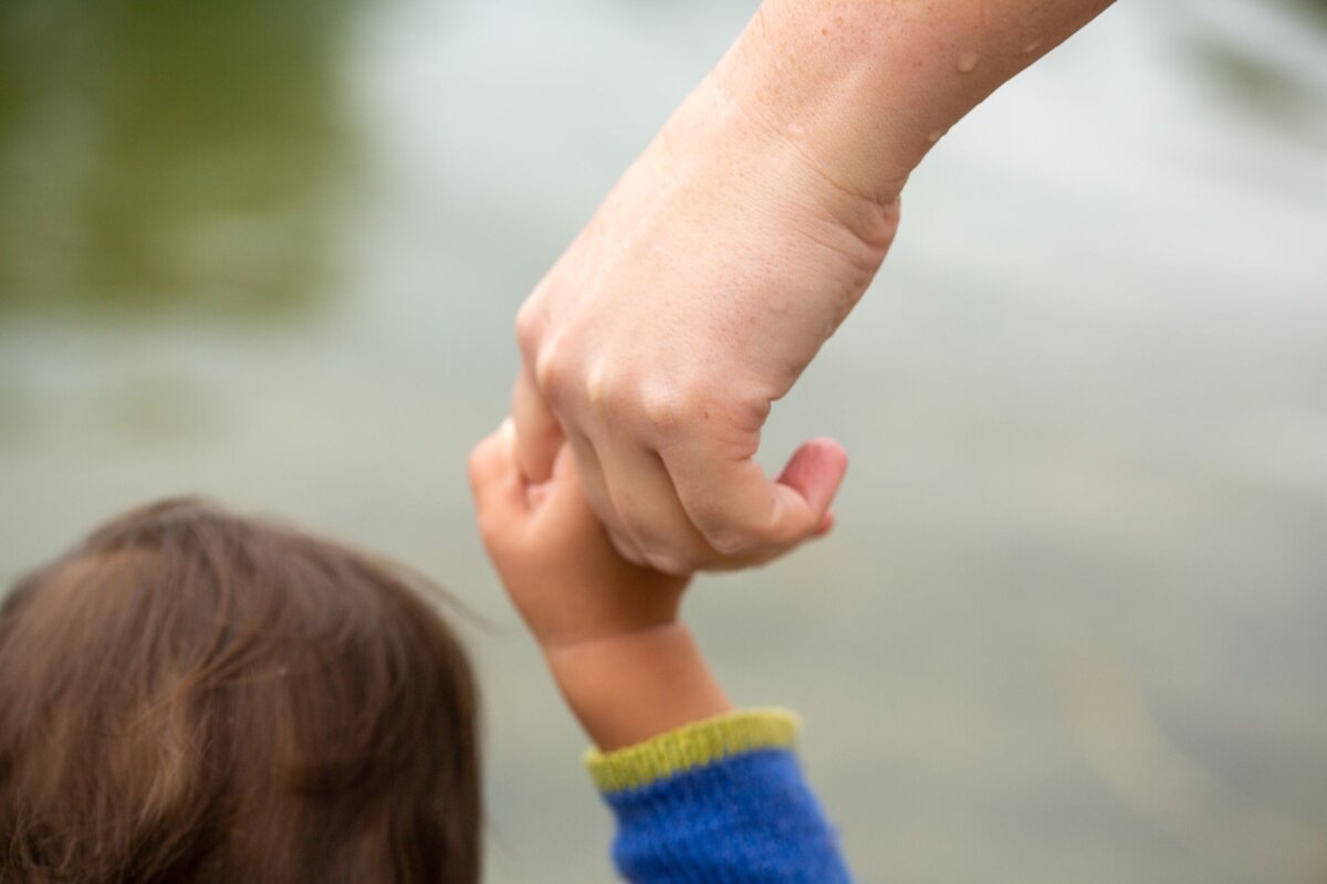 Mutter und Kind Mehr als 60 Prozent der adoptierten Kinder in Brandenburg waren 2025 jünger als drei Jahre.(Symbolbild)