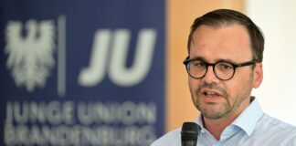 Brandenburgs CDU-Landeschef und Innenminister Jan Redmann rief bei der Jungen Union dazu auf, auch in schwierigen Phasen nicht die Flinte ins Korn zu werfen.