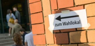 Mit Flyern: Türkischer Bund wirbt für Berlin-Wahl Der Türkische Bund ruft die Menschen mit einer Postkarten-Kampagne zur Stimmabgabe bei der Berlin-Wahl auf. (Symbolbild)
