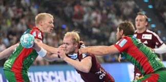Magdeburg macht es deutlich – Blomberg-Lippe nervenstark Hier geblieben: Magnus Saugstrup (l) und Albin Lagergren (r) packen energisch zu.