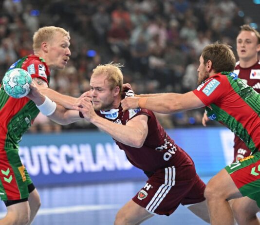 Magdeburg macht es deutlich – Blomberg-Lippe nervenstark Hier geblieben: Magnus Saugstrup (l) und Albin Lagergren (r) packen energisch zu.