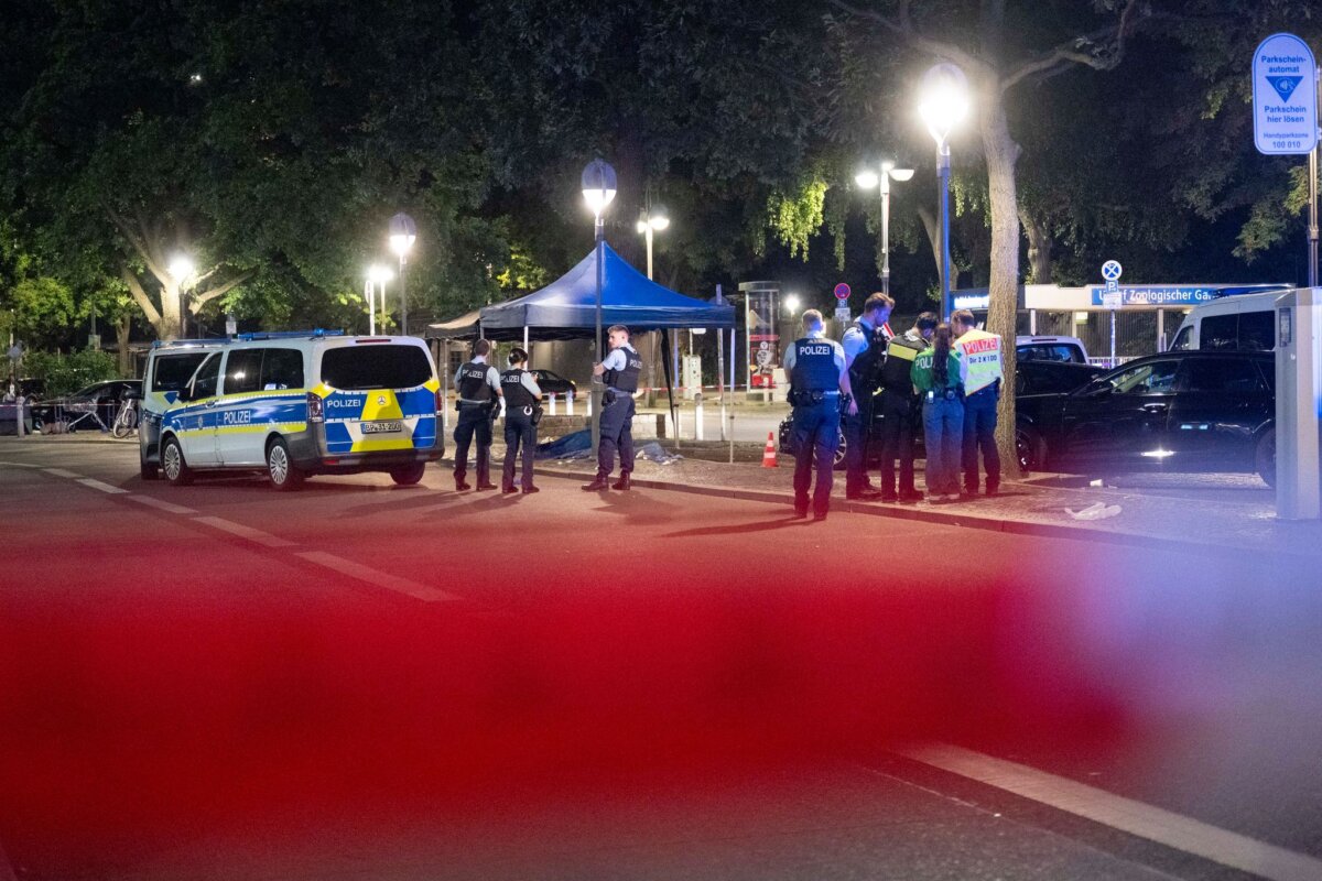 Schüsse auf Person in Berlin Die Polizei hat den Tatort abgesperrt.