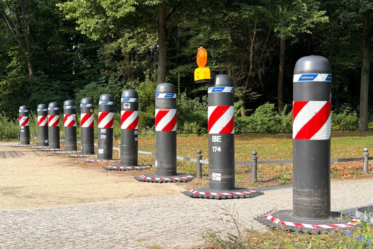Nach Angriff auf CSD - Poller werden montiert Am Tiergarten in Berlin sind neue Poller aufgestellt worden. (Symbolbild)