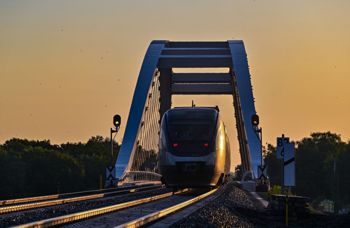 Oder-Brücke Die Koalitionsfraktionen von SPD und CDU im Brandenburger Landtag dringen auf einen Ausbau der Ostbahn Richtung Polen. (Archivbild)