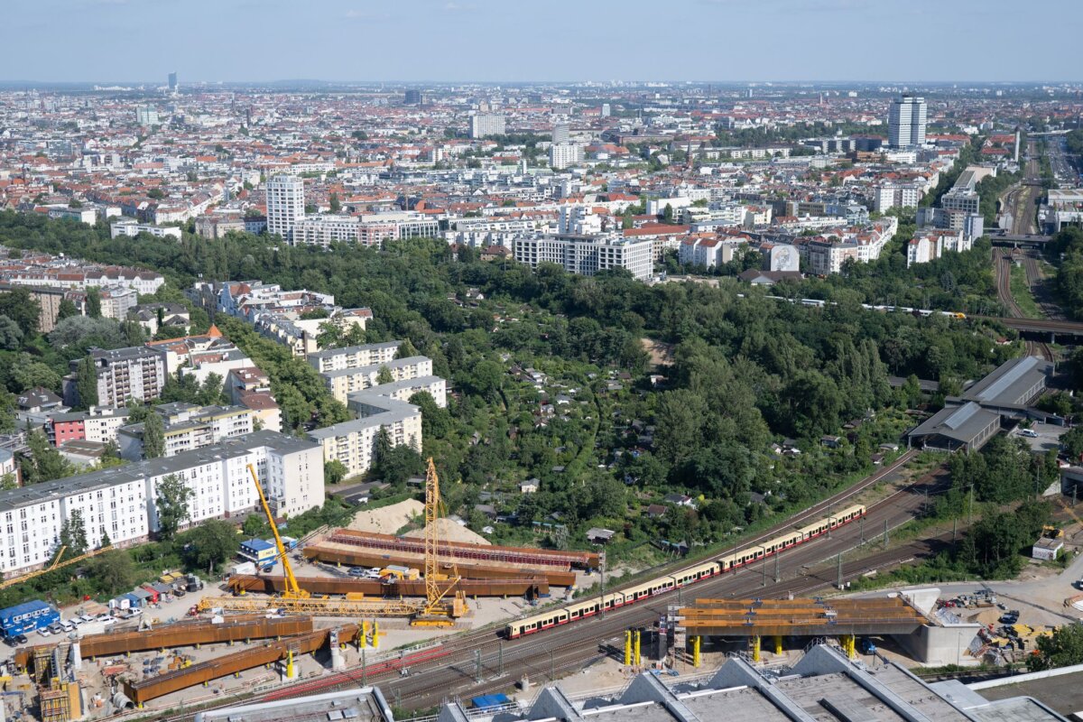 Baustelle Ringbahnbrücke Berlin A100 Der Neubau soll im Sommer 2027 fertig werden. (Archivbild)