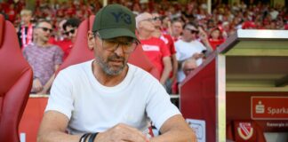 Erst Funkstille, dann Stromausfall: Pannen bei Cottbus-Sieg Muss auf den Anpfiff warten: Energie-Coach Claus-Dieter Wollitz.