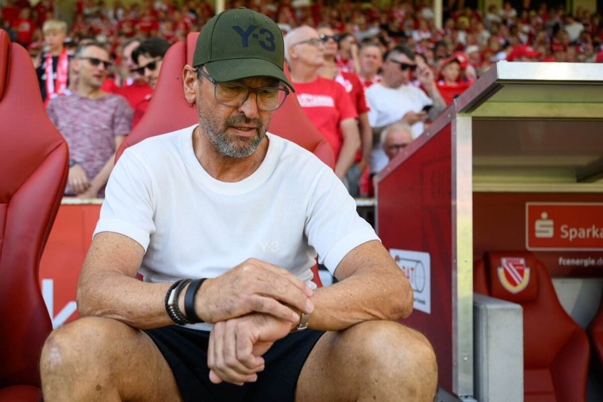 FC Energie Cottbus - Hannover 96 Muss auf den Anpfiff warten: Energie-Coach Claus-Dieter Wollitz.