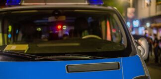 Ein Autofahrer hat einen schlafenden Mann in Berlin-Charlottenburg angefahren und ist geflüchtet. (Symbolbild)
