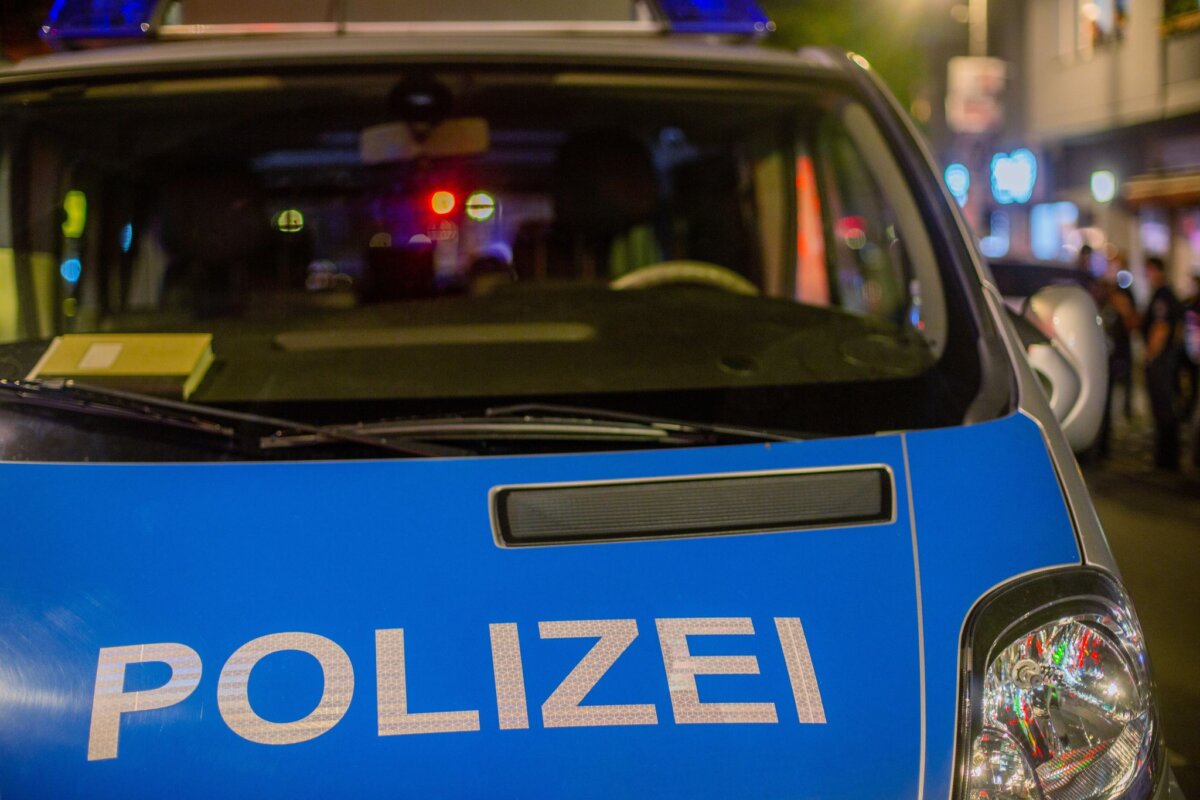 Auto fährt Mann an Ein Autofahrer hat einen schlafenden Mann in Berlin-Charlottenburg angefahren und ist geflüchtet. (Symbolbild)