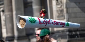 Ein Teilnehmer der Hanfparade unter dem Motto "Gerecht! Gesund! Genießen!" trug ein Modell eines Joints mit der Aufschrift «Legalisierung».