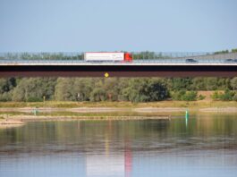 Berlin und Brandenburg lockern Lkw-Fahrverbot am Sonntag Wegen der niedrigen Wasserstände auf deutschen Flüssen lockern Berlin und Brandenburg das Sonntagsfahrverbot für Lkw.