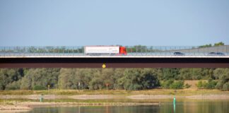 Berlin und Brandenburg lockern Lkw-Fahrverbot am Sonntag Wegen der niedrigen Wasserstände auf deutschen Flüssen lockern Berlin und Brandenburg das Sonntagsfahrverbot für Lkw.