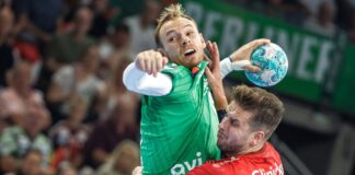 Füchse Berlin gewinnen Auftaktmatch gegen Melsungen Füchse-Star Mathias Gidsel (l.) wird hart von Melsungens Ole Forsell Schefvert attackiert