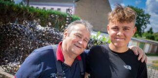 Opa und Enkel bauen historischen DDR-Traktor nach In 220 Arbeitsstunden baute das Opa-Enkel-Duo den Traktor zusammen.