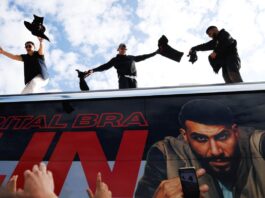 Rapper in Kreuzberg: Hunderte folgen Aufruf von Capital Bra Die Rapper Lacazette, Capital Bra und Samra werfen bei einer Fanaktion in Kreuzberg T-Shirts von einem Tourbus.