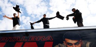 Rapper in Kreuzberg: Hunderte folgen Aufruf von Capital Bra Die Rapper Lacazette, Capital Bra und Samra werfen bei einer Fanaktion in Kreuzberg T-Shirts von einem Tourbus.