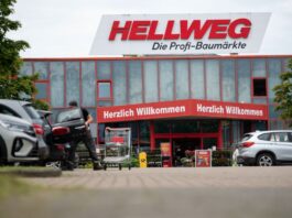 Hunderten droht Jobverlust bei Hellweg und BayWa Die Baumarktkette Hellweg und die Tochtergesellschaft BayWa Bau- und Gartenmärkte hatten im Juni Insolvenz in Eigenverwaltung angemeldet. Laut Sanierungsgeschäfsführung werden viele Filialen wohl bleiben, nicht aber die Zentralen in Dortmund und Garching. (Archivbild)