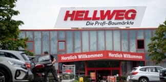 Hunderten droht Jobverlust bei Hellweg und BayWa Die Baumarktkette Hellweg und die Tochtergesellschaft BayWa Bau- und Gartenmärkte hatten im Juni Insolvenz in Eigenverwaltung angemeldet. Laut Sanierungsgeschäfsführung werden viele Filialen wohl bleiben, nicht aber die Zentralen in Dortmund und Garching. (Archivbild)