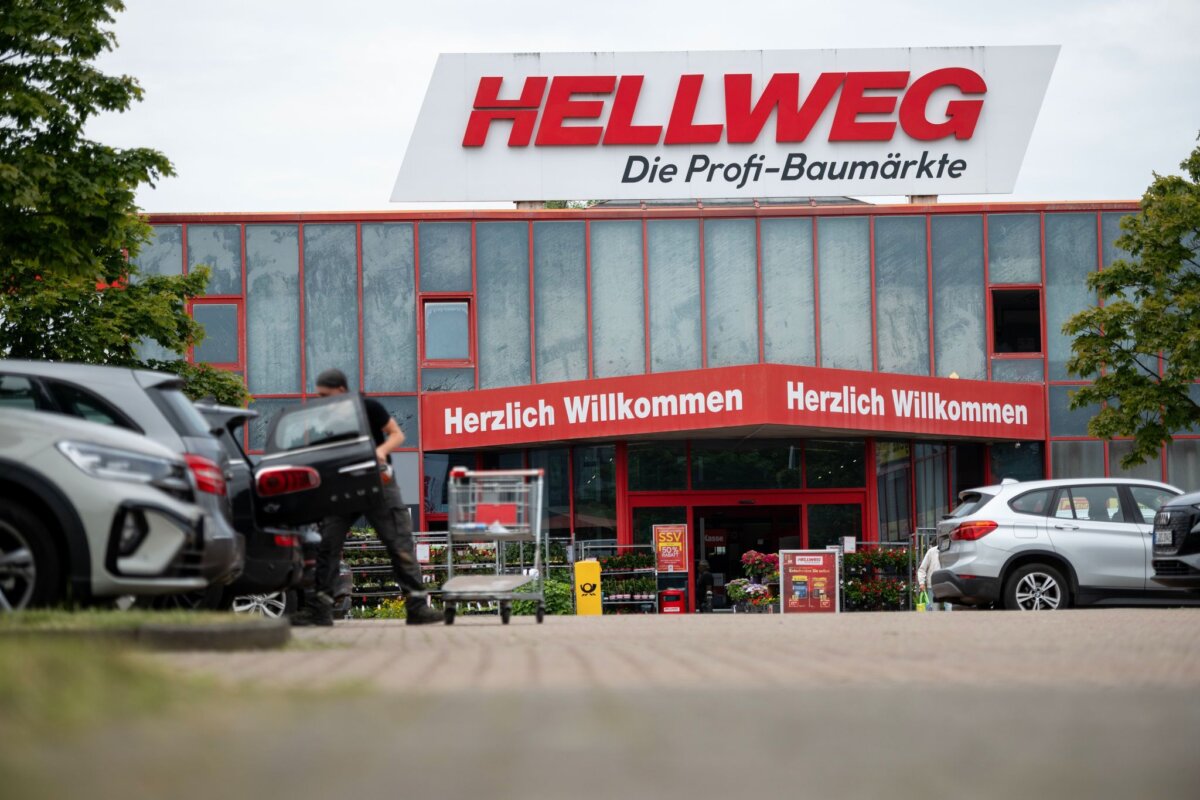 Baumarktkette Hellweg Die Baumarktkette Hellweg und die Tochtergesellschaft BayWa Bau- und Gartenmärkte hatten im Juni Insolvenz in Eigenverwaltung angemeldet. Laut Sanierungsgeschäfsführung werden viele Filialen wohl bleiben, nicht aber die Zentralen in Dortmund und Garching. (Archivbild)