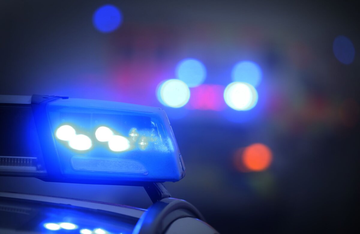 Polizeiauto mit Blaulicht - Symbolbild Ein 45-jähriger Motorradfahrer ist bei einem Unfall gestorben. (Symbolbild)