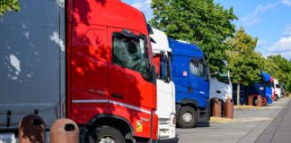 «Planenschlitzer» stehlen Schuhe aus Lkw Sogenannte Planenschlitzer machen sich immer wieder an Ladung auf Lkw zu schaffen. (Archivbild)