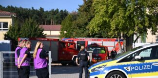 Gewalttat mit zwei Toten an Schule schockt Brandenburg Die Polizei sichert nach einer Gewalttat die Schule in Gosen-Neu Zittau ab.