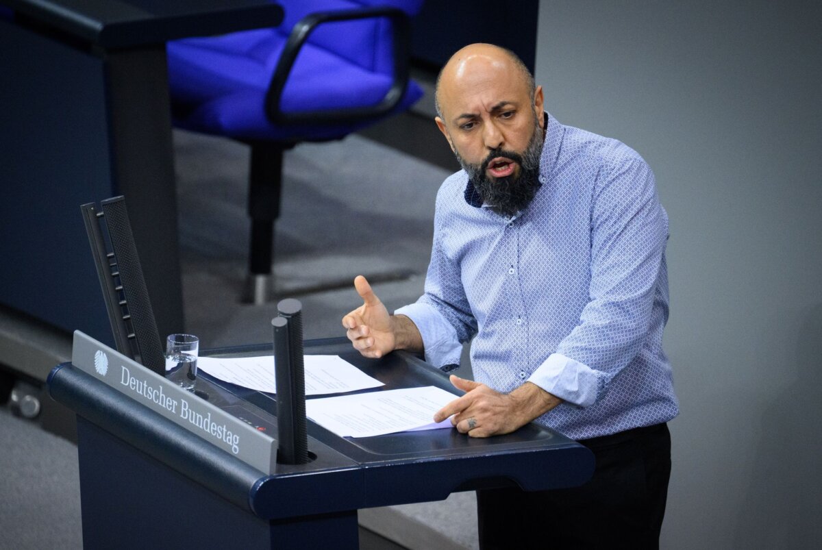 Bundestag Das Büro des Bundestagsabgeordneten Ferat Koçak sagt, der falsche Bundestagsausweis sei eine Requisite für ein Internetvideo gewesen. (Archivbild)