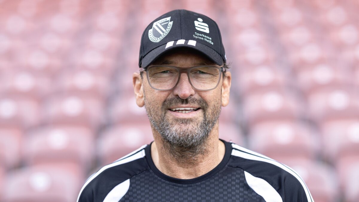 Trainer Claus-Dieter Wollitz von Energie Cottbus Trainer Claus-Dieter Wollitz freut sich auf die erste Saison in der zweiten Liga nach zwölf Jahren Pause. (Archivbild)
