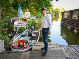 Schwimmender Kiosk biegt auf die Zielgerade für dieses Jahr Winkelmann fährt dreimal die Woche raus.
