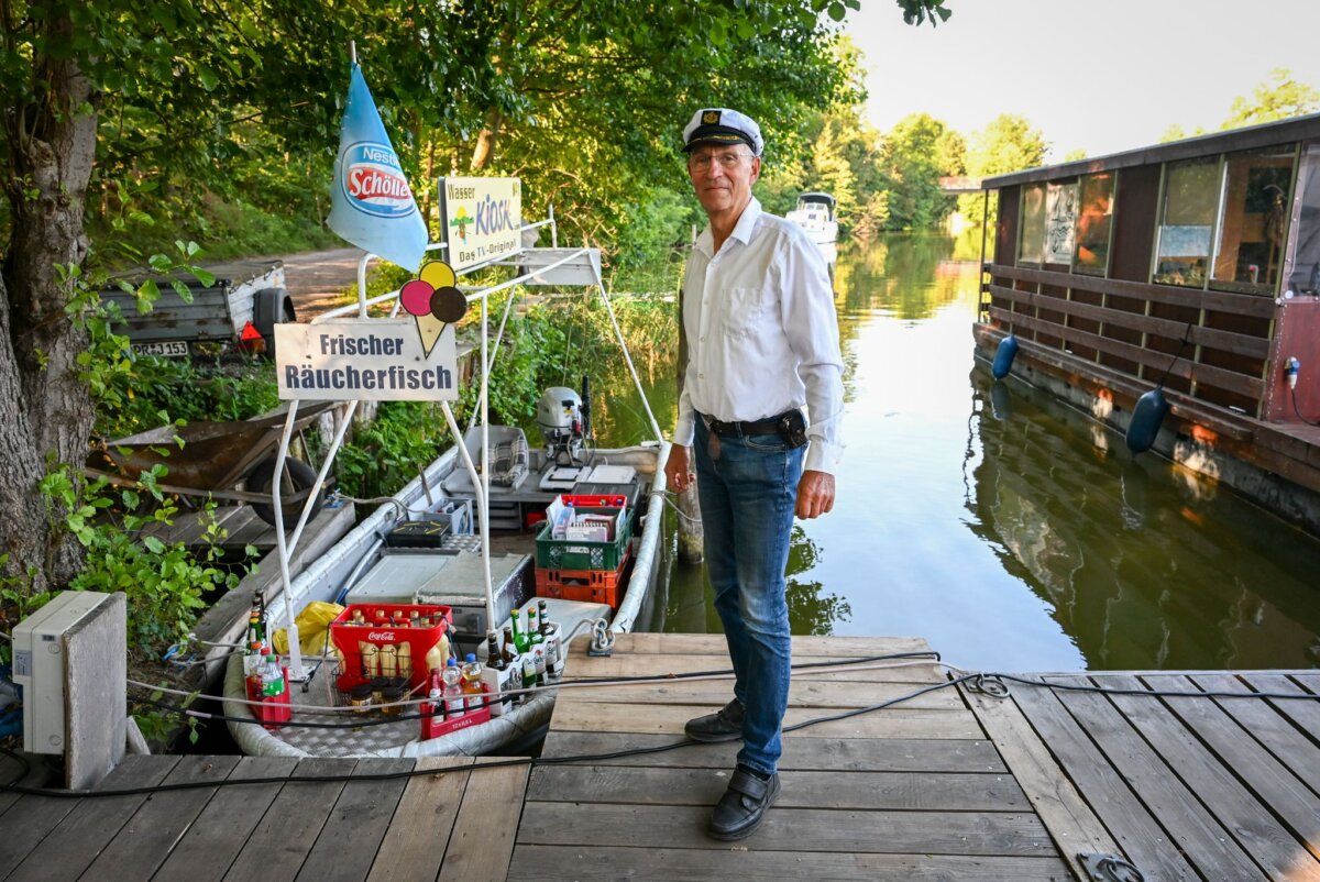 Wasserkiosk auf Rheinsberger Seenkette Winkelmann fährt dreimal die Woche raus.