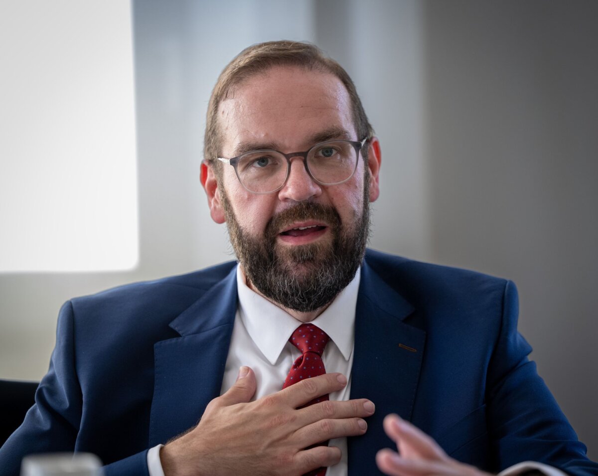 Brandenburgs Bildungsminister Gordon Hoffmann Hoffmann rät: Strengt euch an! Er weiß aus eigener Erfahrung, was passiert, wenn man es nicht tut. (Archivbild)