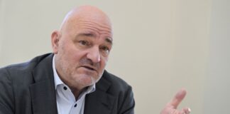 Eine Grünbrücke für Wild ist beschädigt und nicht mehr sicher. Infrastrukturminister Robert Crumbach (SPD) lässt mehrere Varianten prüfen, damit die Bundesstraße 101 bei Thyrow  wieder sicher befahrbar wird. 