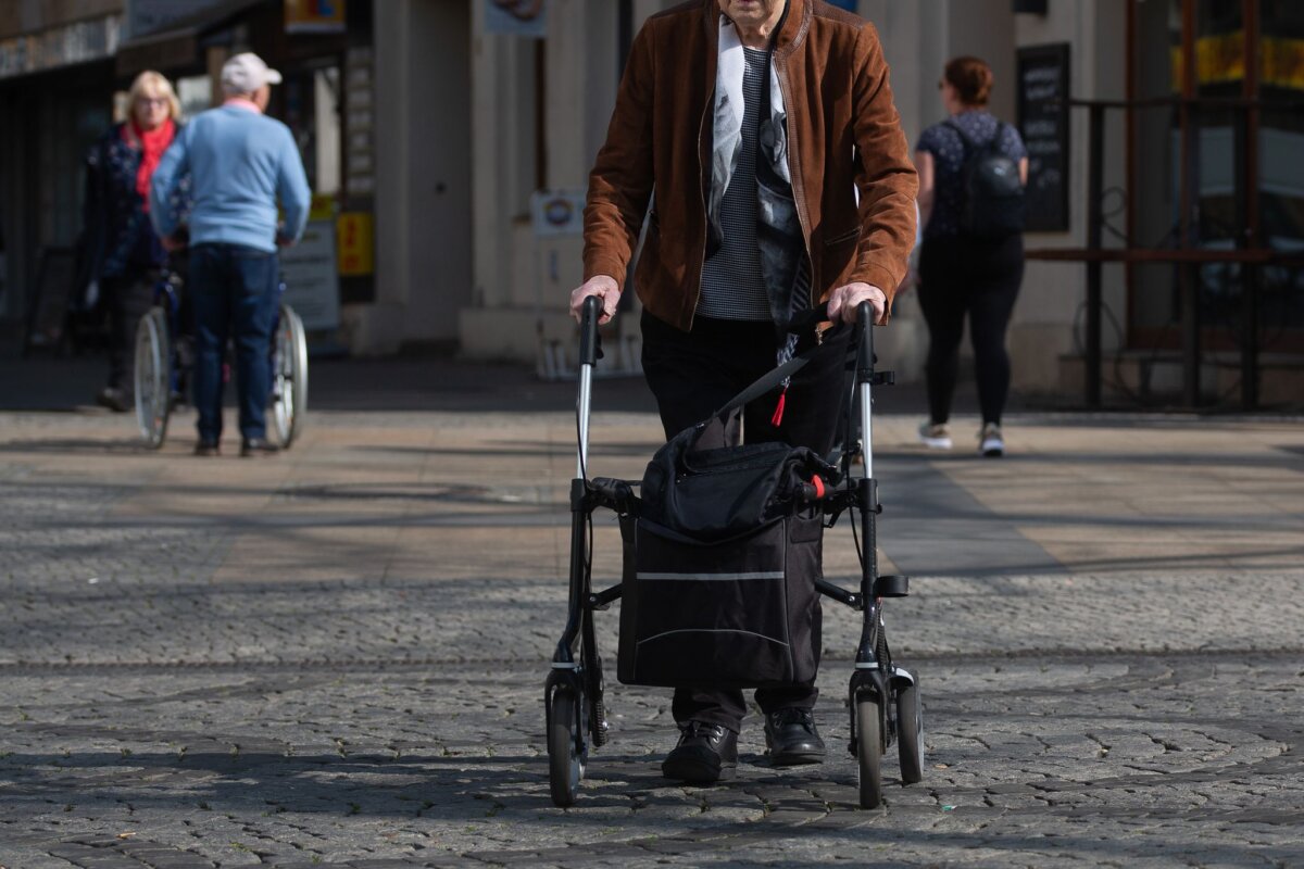 Seniorin In Berlin lebten 2025 mehr Rentnerinnen und Rentner als im Jahr davor. (Archivbild)